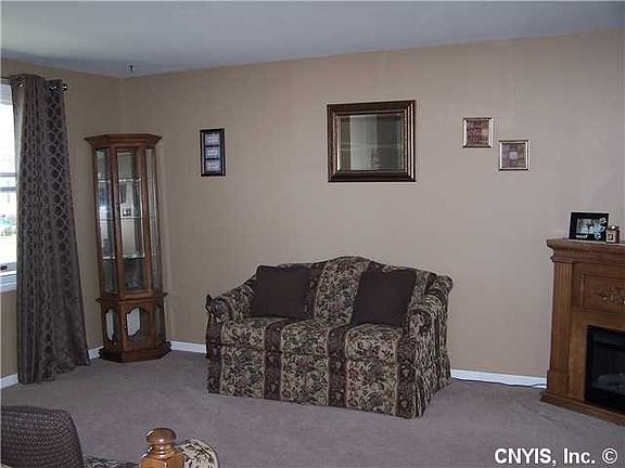 2nd image of 4914 Dahlia Cir