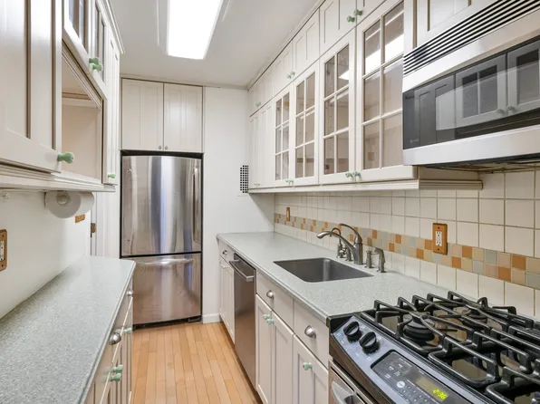 345 East 52nd Street image 2 of 8