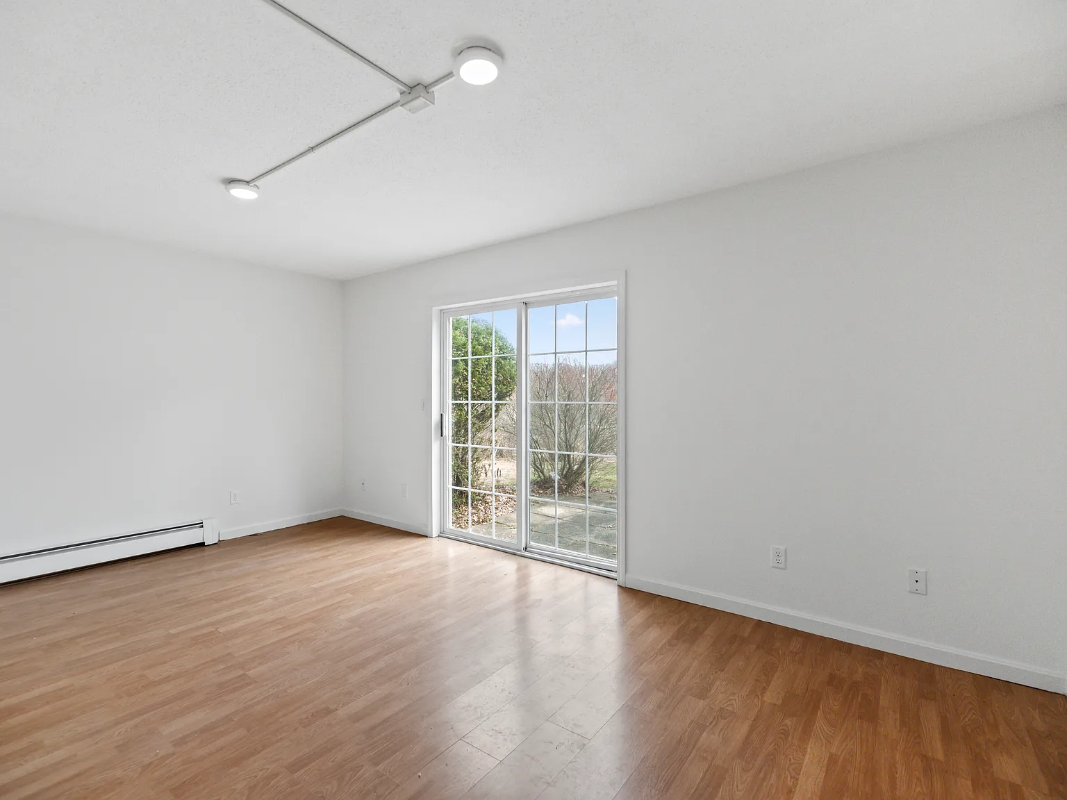 404 Acorn Dr — Photo 2