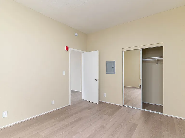 Oak Shrader Apartments — Photo 6