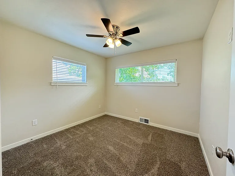 1442 E Broadway St — Photo 33