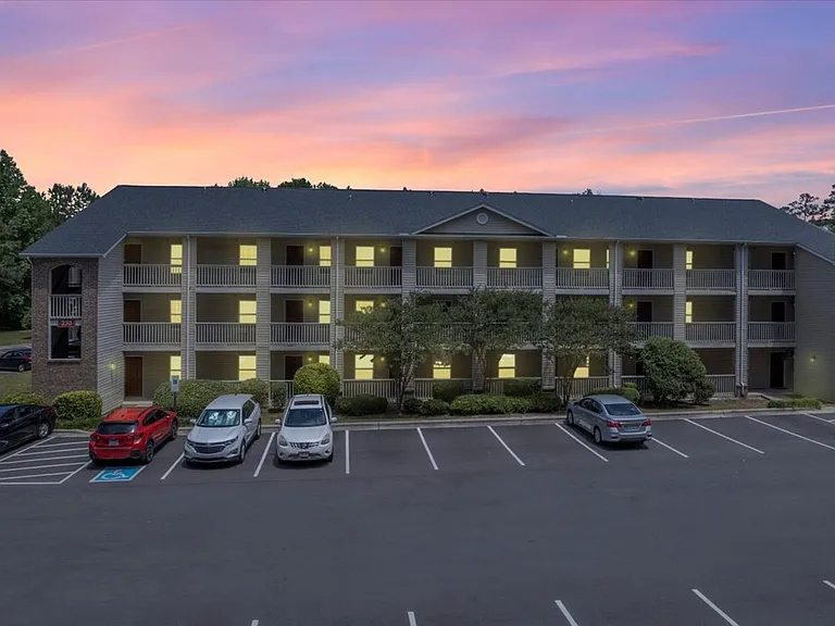 Carlson Bay Luxury Apartments — Photo 13