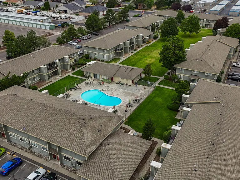 Hood Manor Apartments — Photo 9