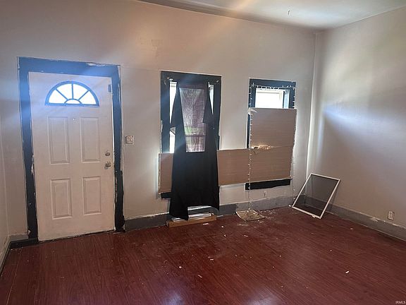 2nd image of 909 W Maryland St