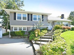 3 Berryhill Pl, Old Bethpage, NY 11804