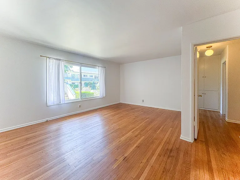 2033 Euclid St #6 — Photo 4