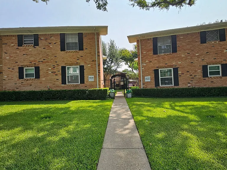6033 Sandhurst Ln #D — Photo 3