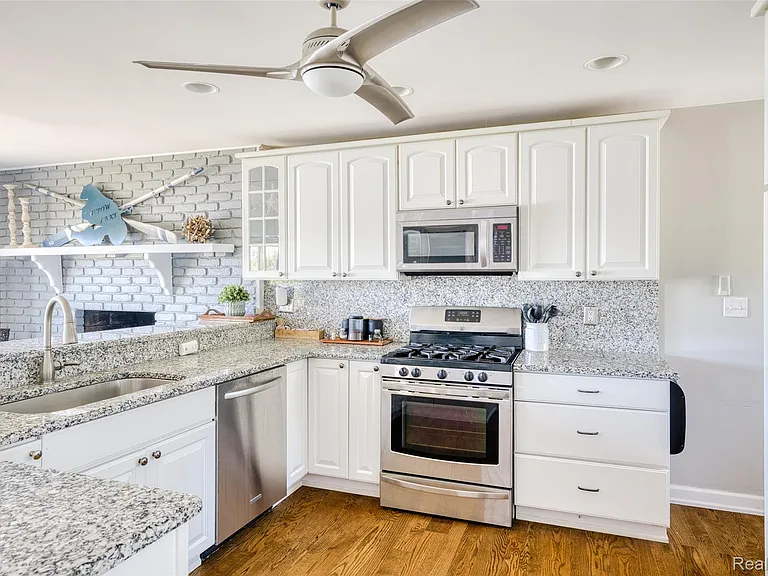 10094 Elizabeth Lake Rd — Photo 13