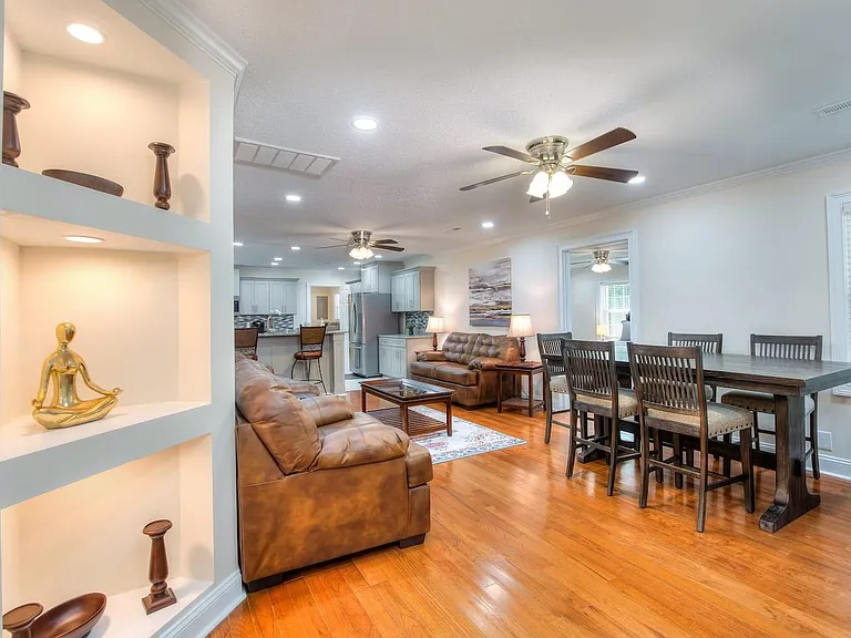 15 Pembroke Ct — Photo 2