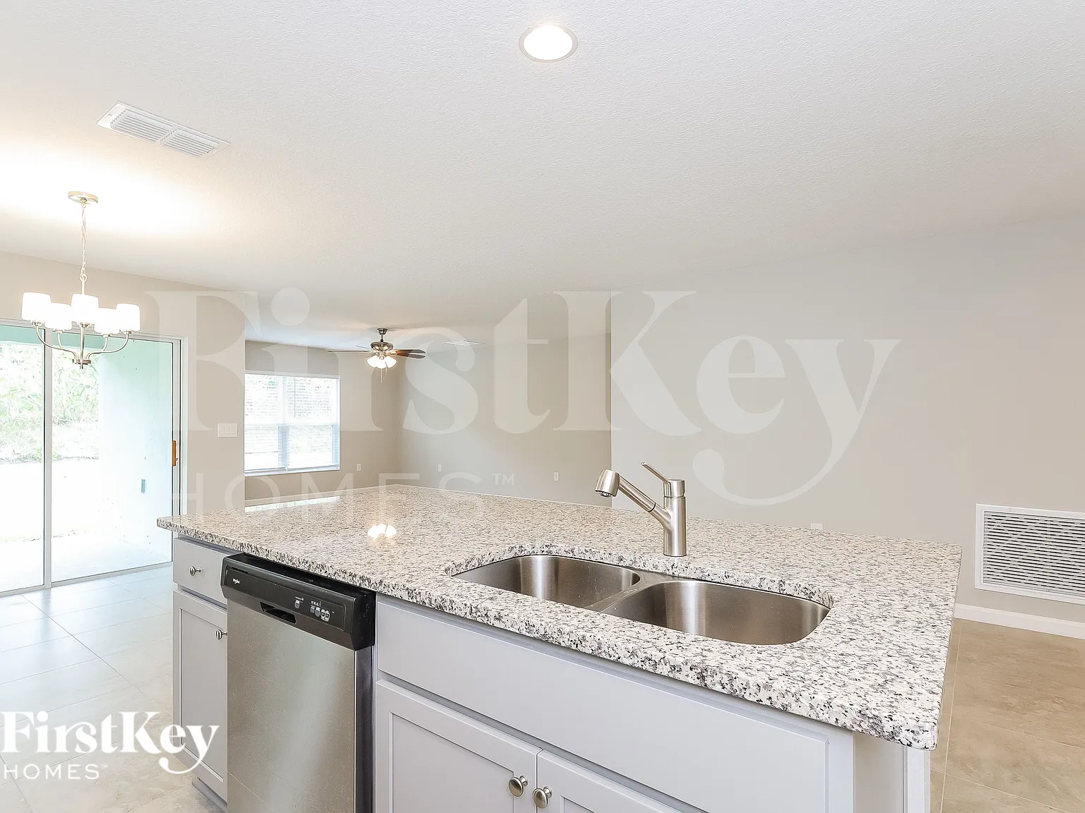 4 bed, 2.0 bath, 1938 sqft, $1,815 — Photo 4