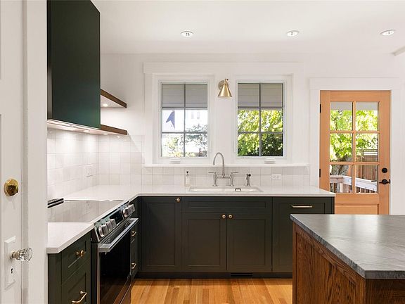 4th image of 1027 Deal St