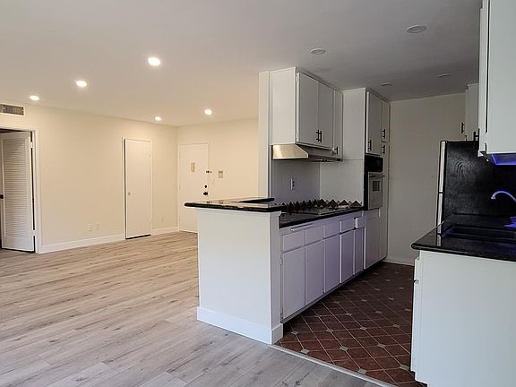 4th image of 5328 Newcastle Ave Unit 2