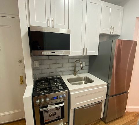 3rd image of 204 E 84th St #3RE
