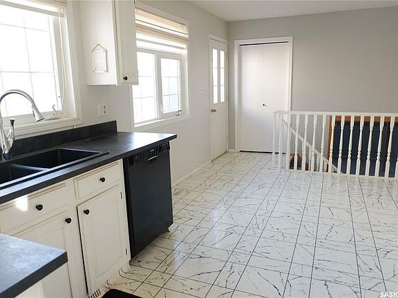 3rd image of 65 Kasper Cres
