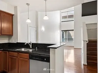 1 bed, 1.5 bath, 805 sqft, $1,800 — Photo 2