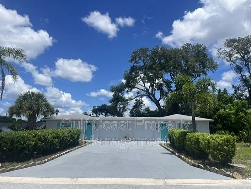 2227 Montclair Dr