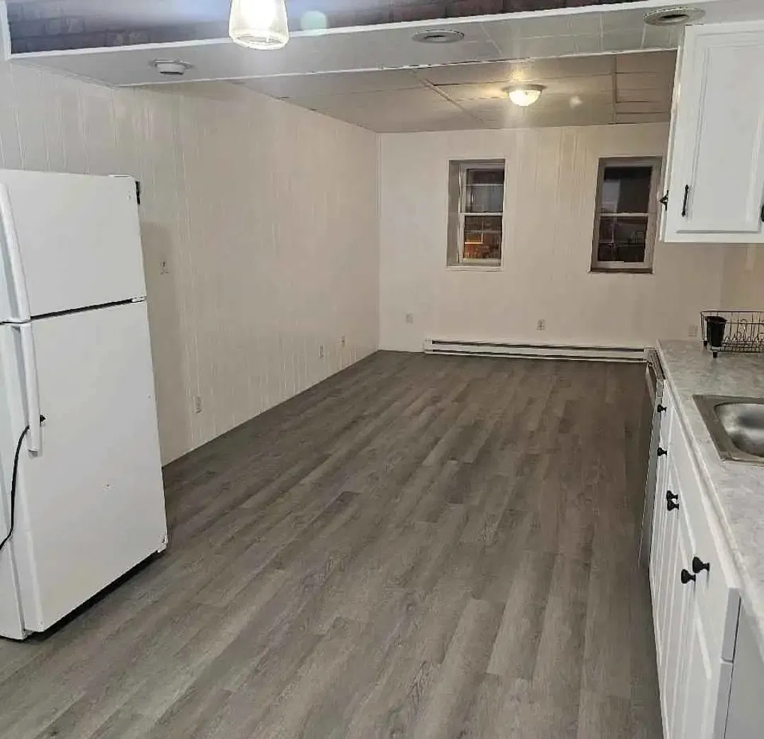3 bed, $1,300 — Photo 1