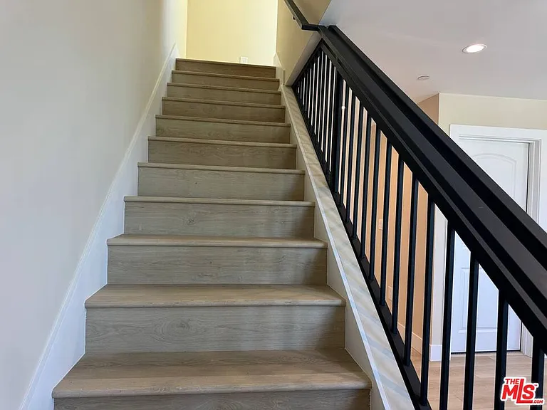19104 Victory Blvd #19104 — Photo 7