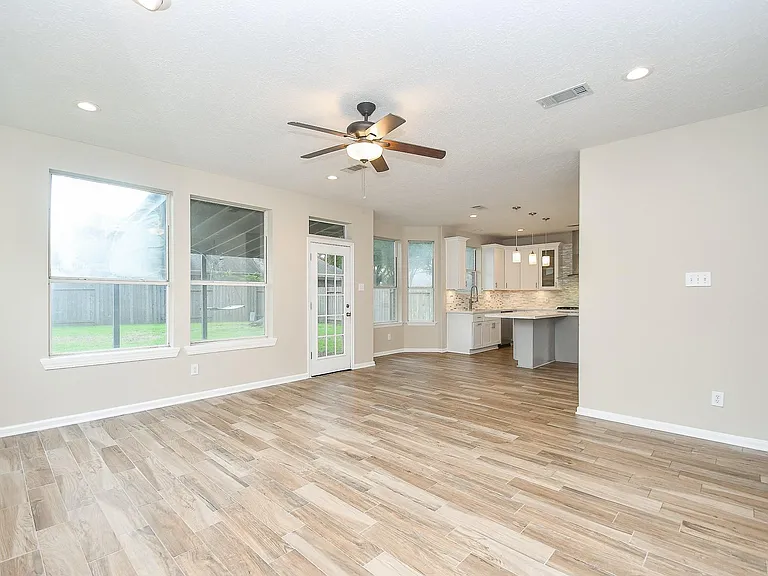 215 Windrift Ct — Photo 6