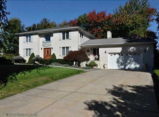 22 Derbyshire Dr, Cranston, RI 02921