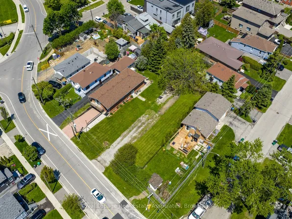 1067 Alexandra Ave, Mississauga, ON L5E 2A1