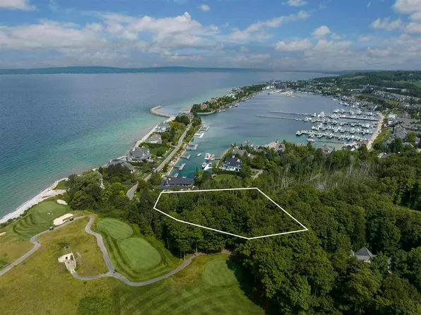 1210 Shores Dr, Petoskey, MI 49770