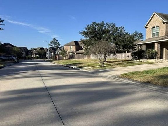 Exterior Neighborhood (street photo)