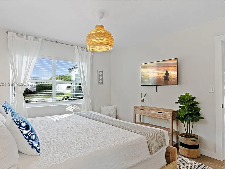 300 SW 23rd St #2 — Photo 13