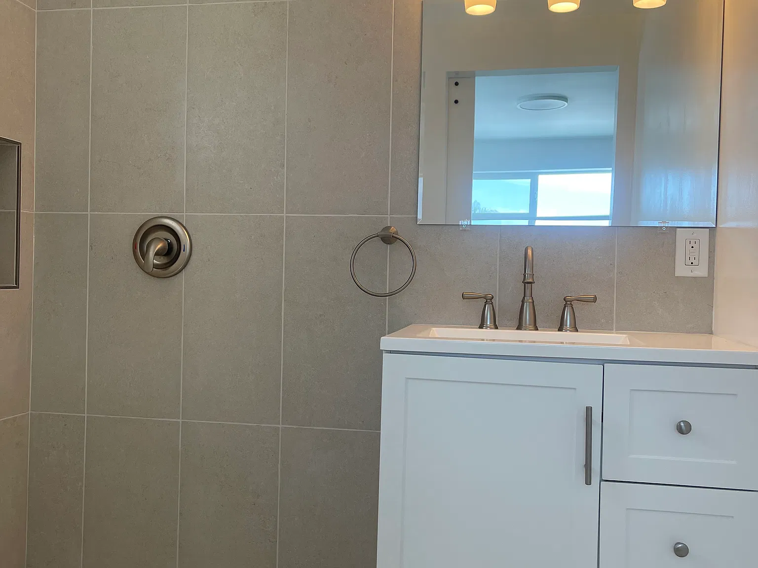 3 bed, 1030 sqft, $2,995 — Photo 2