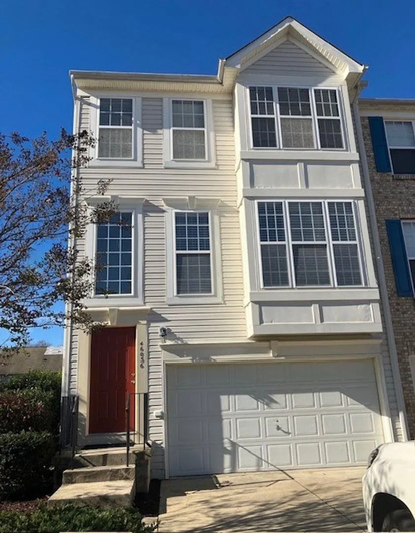 Beautiful end unit townhome with 3 finished levels — Photo 4