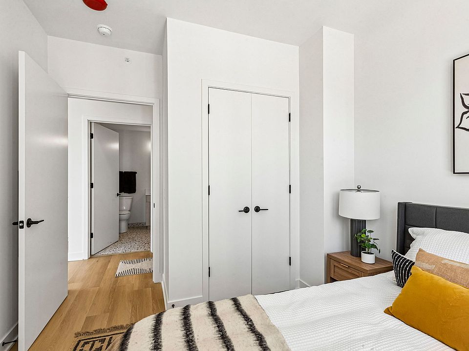 1st image of 1100-15 W Grand Ave #718