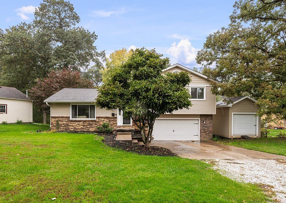 1st image of 610 Forest Rd