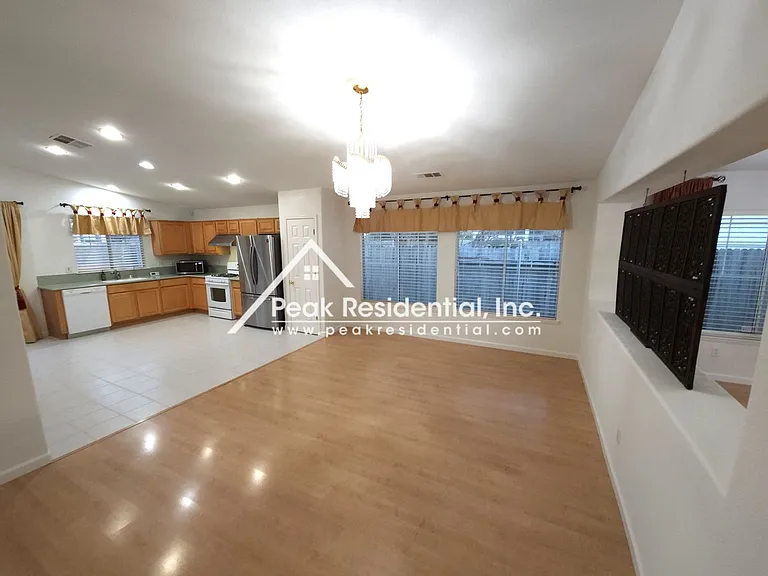 2727 Hinton Cir — Photo 7