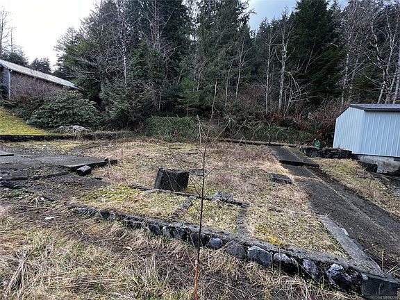 5th image of 854 Maquinna Dr