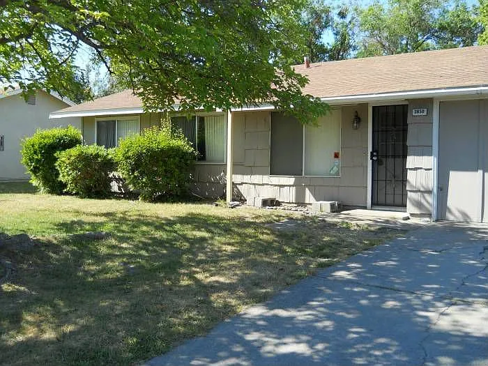 3850 Wrigley Cir photo 1