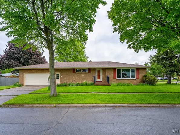 71 Coventry Rd, Williamsville, NY 14221