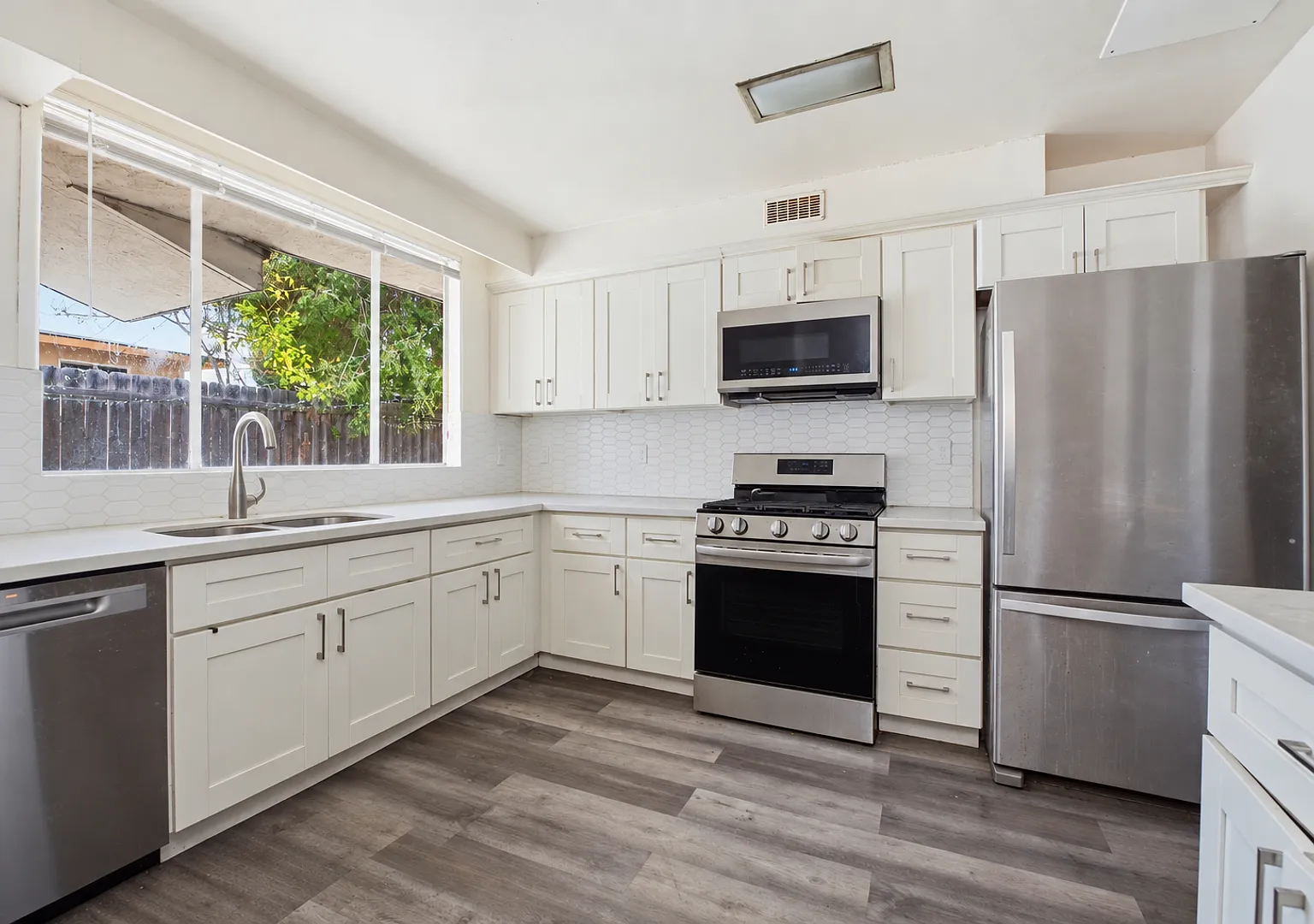 Oversized bedrooms steps to SDSU! — Photo 2