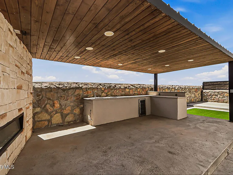 329 Hector Porras Dr — Photo 3