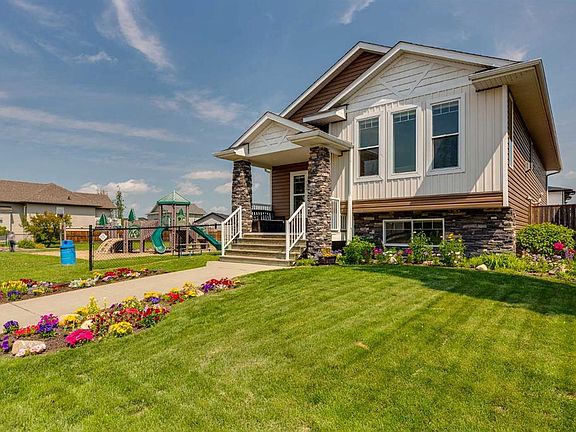 3rd image of 74 W Mackenzie Cres