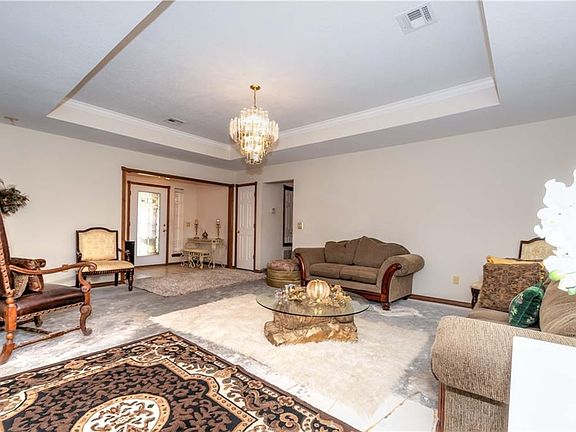 3rd image of 1019 Tilghman Dr