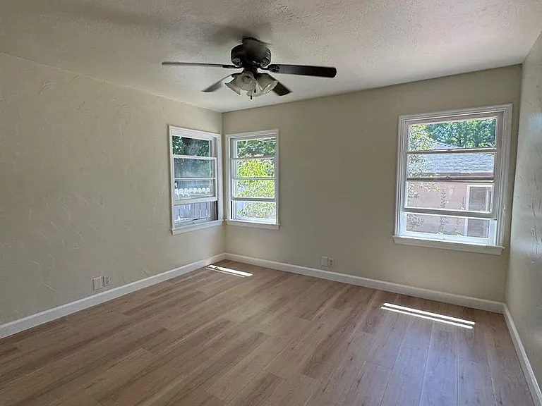 120 Columbia Ave — Photo 19