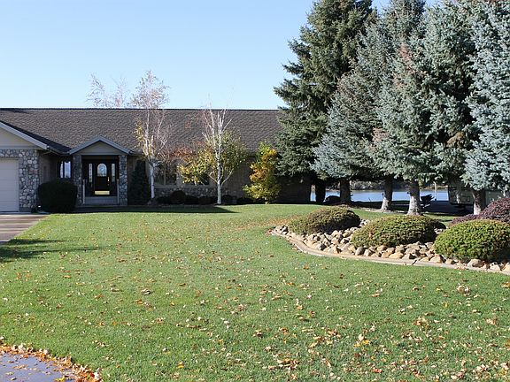 3rd image of 1001 S River Dr