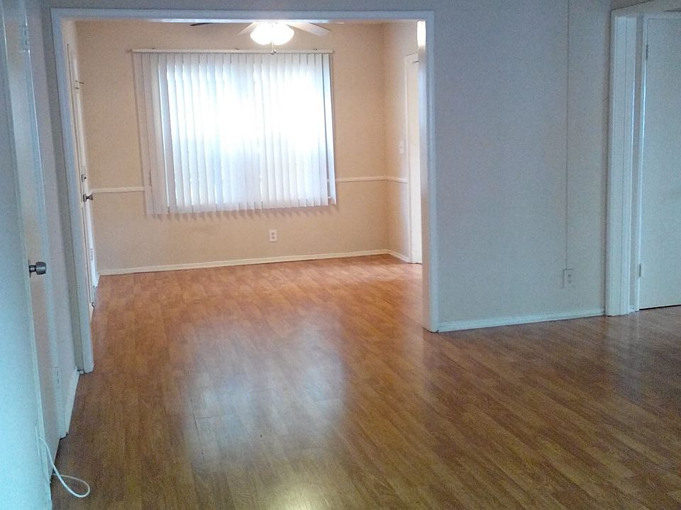 2nd image of 15509 Victory Blvd