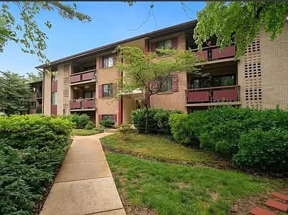 2850 Dover Ln #303
