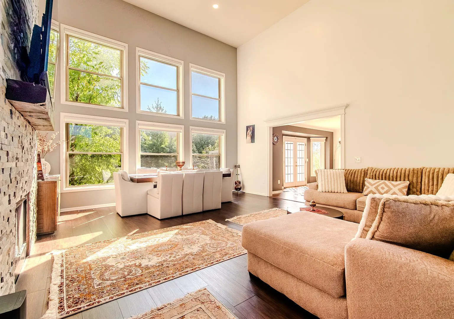 Stunning 4-Bedroom, 2-Bathroom, Full Equipped Kitchen, Washer and Dryer, Fully Finished Basement ... — Photo 3