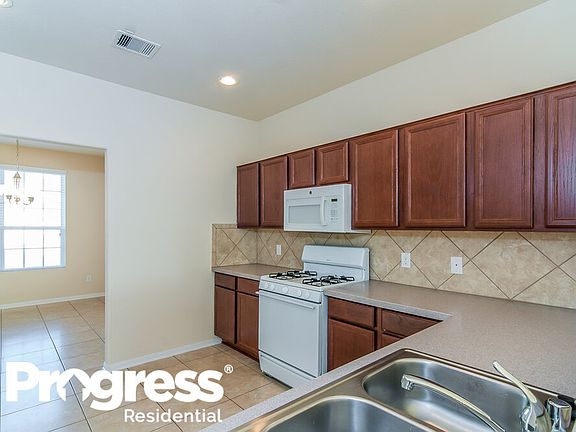 4th image of 17807 Aveleigh Ln