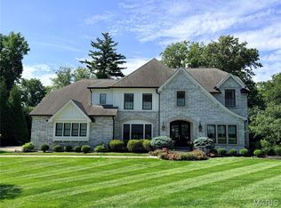 2 Sunny Meade Dr, Saint Louis, MO 63124