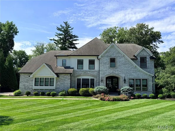 2 Sunny Meade Dr, Saint Louis, MO 63124