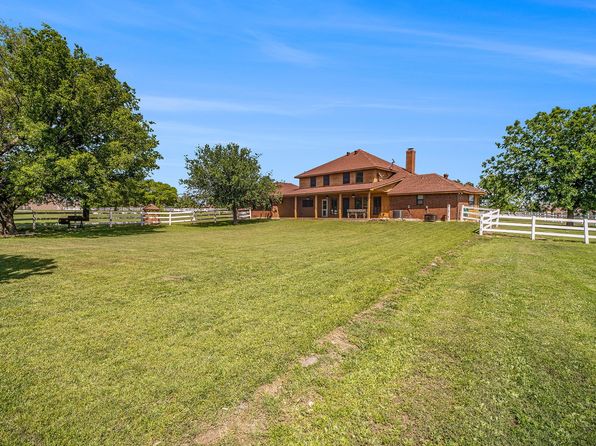 10101 Round Hill Rd, Fort Worth, TX 76131
