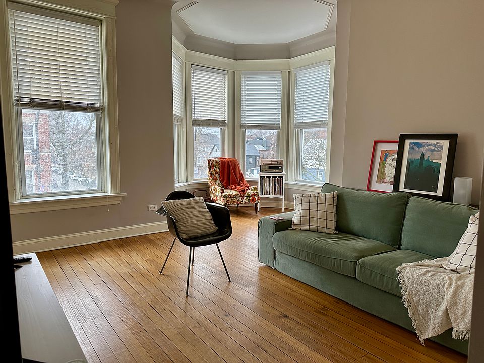 1st image of 2058 W Roscoe St Rear 3